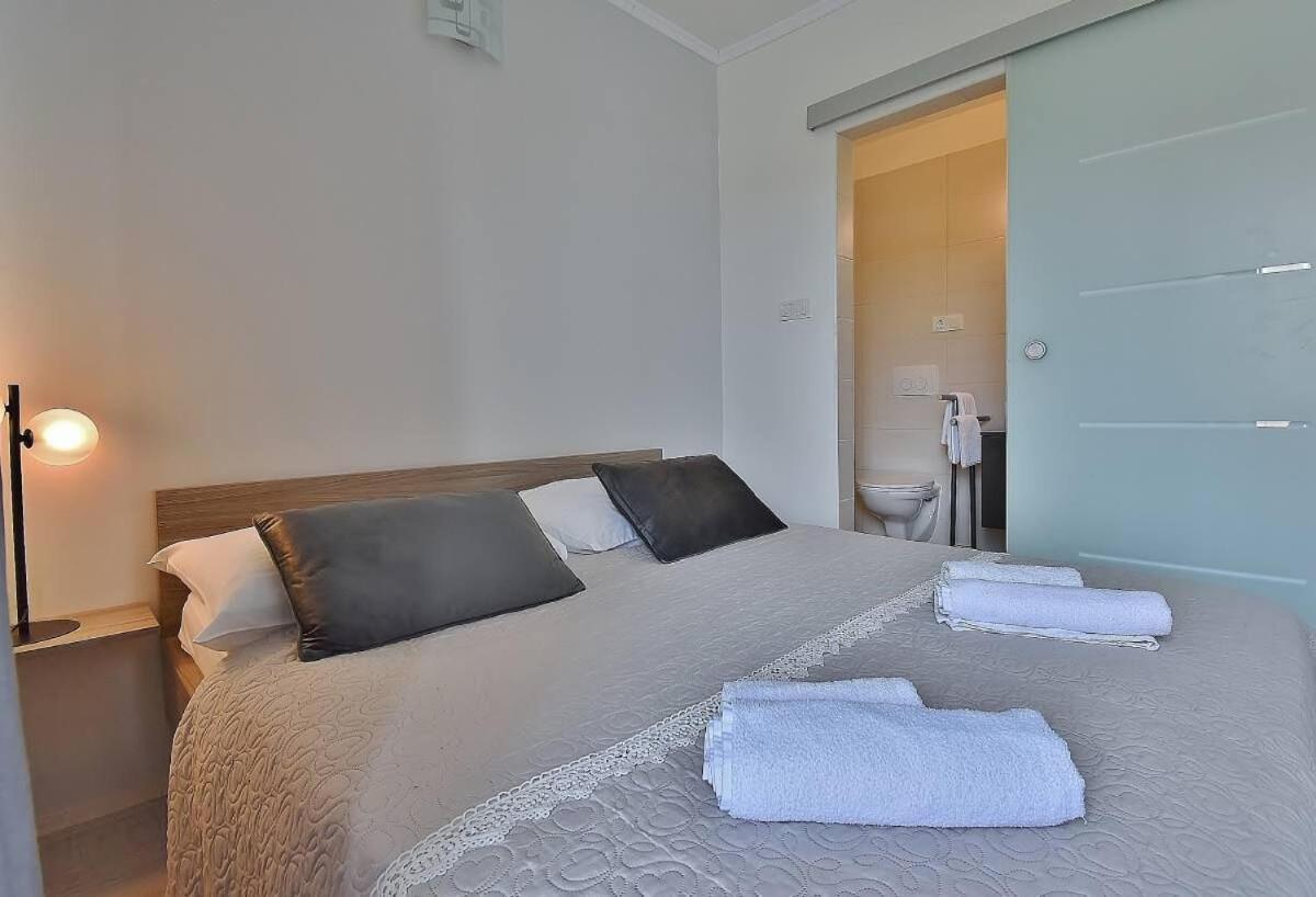 Apartments Ruzica Banjol Екстер'єр фото