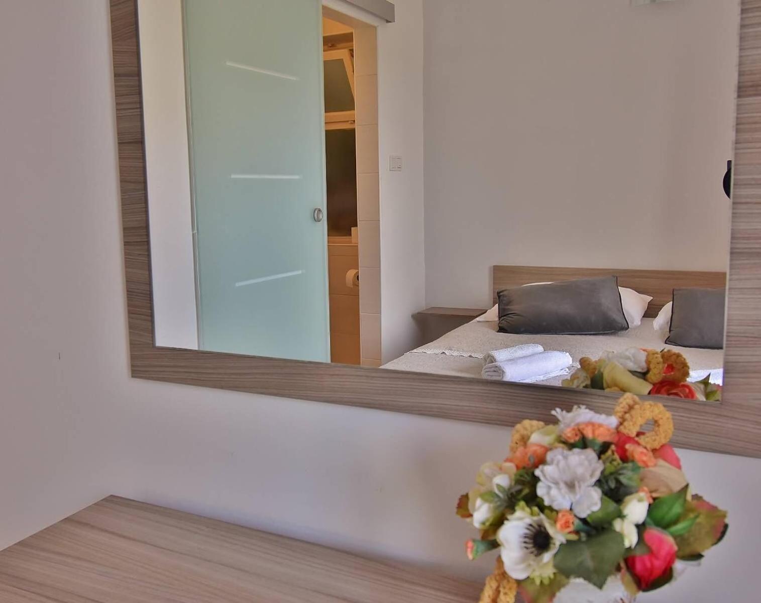 Apartments Ruzica Banjol Екстер'єр фото